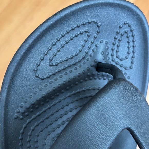 Crocs Black Classic Flip 2.0 - Black (Women’s 7) NEW - Picture 3 of 7